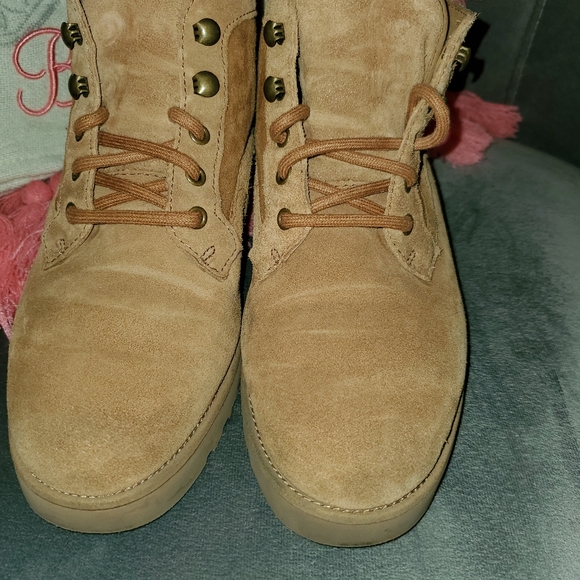 Ugg - Picture 4 of 4